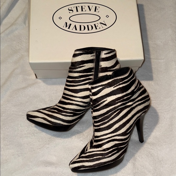 Steve Madden "Survey" Black/White Ankle Boots - Picture 2 of 4